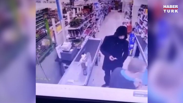 Kasiyerin soğukkanlı sessiz direnişi silahlı soyguncuyu çıldırttı