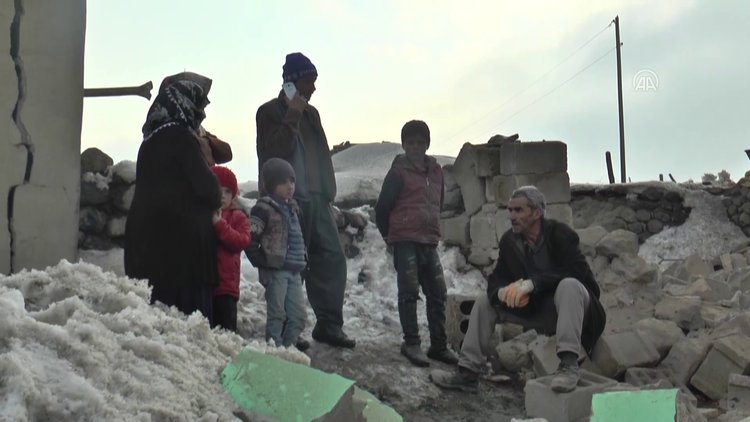 Van'da yıkılan evinin enkazından eşi ve 2 çocuğunu kurtardı
