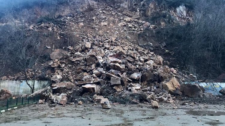 Gümüşhane'de okul bahçesinde heyelan anı kamerada