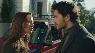 Demirkanlar'ın evine gelen Ayaz, önce Berrak'a onu terk ettiğini söyledi, ardından da Ertan'a annesine bir şey olursa onu öldüreceğini söyledi. ...