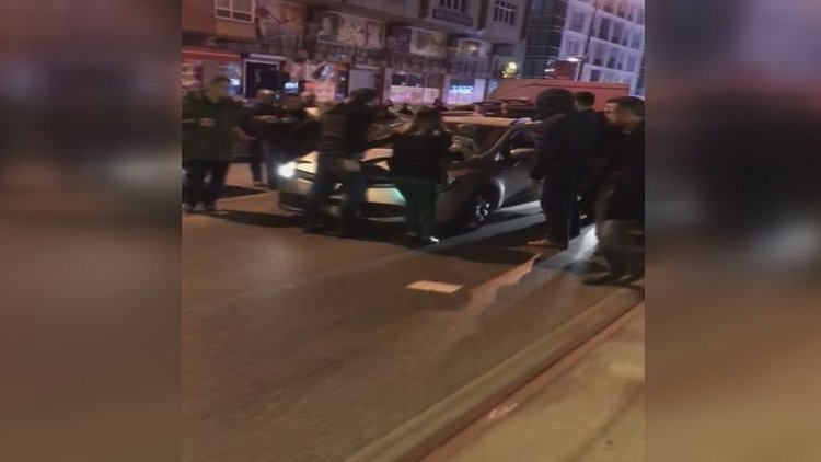 Trafik magandası, otomobili bebekli kadının üzerine sürdü!