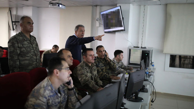 Bakan Akar sınırın sıfır noktasında