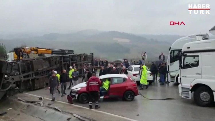 Bursa - İstanbul Karayolu'nda TIR devrildi, otomobiller yola savruldu