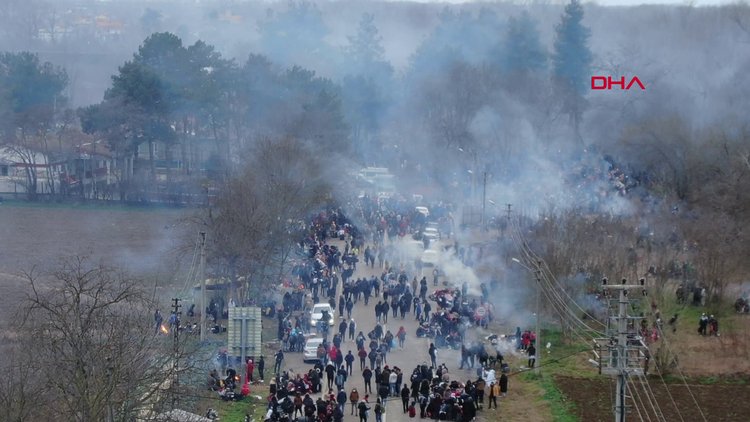 Pazarkule'de bekleyen yüzlerce göçmen havadan görüntülendi