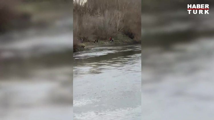 Meriç'i yürüyerek geçiyorlar