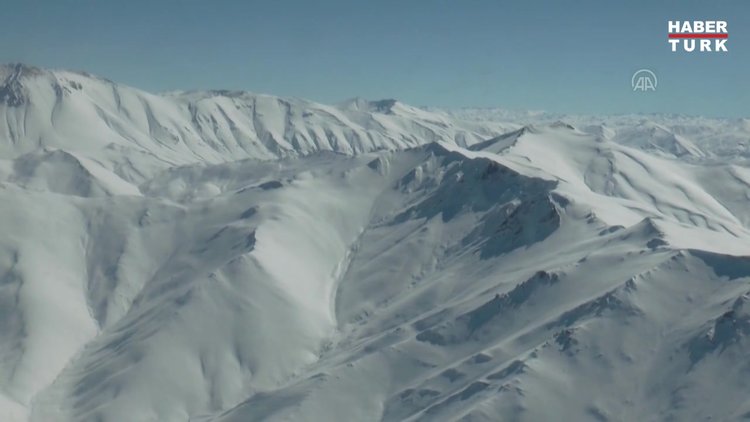 41 kişinin öldüğü çığ bölgesindeki kar kalınlığı kar tünelinin boyunu aştı