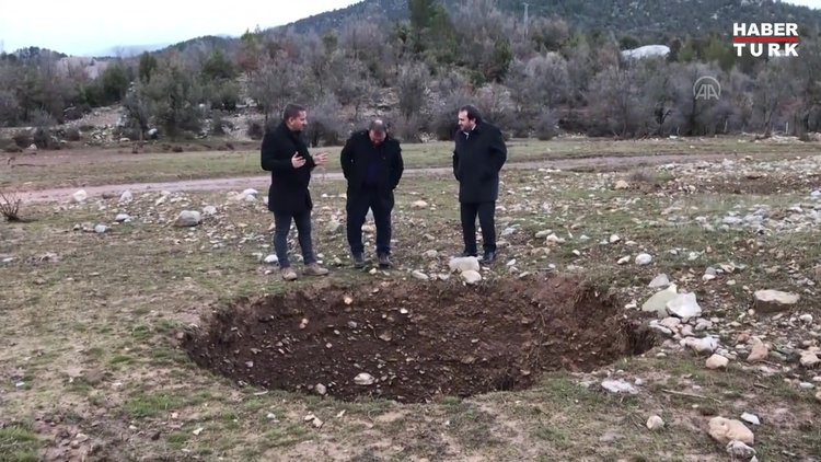 Gölet yakınında obruk oluştu