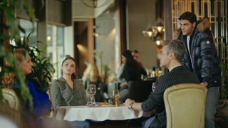 Beraber yemeğe çıkan Firuze ve Ertan'ın yanına gelen İclal büyük bir şok yaşıyor!