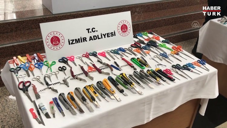 İzmir Adliyesinde aramalarda ele geçirilen suç aletleri sergileniyor