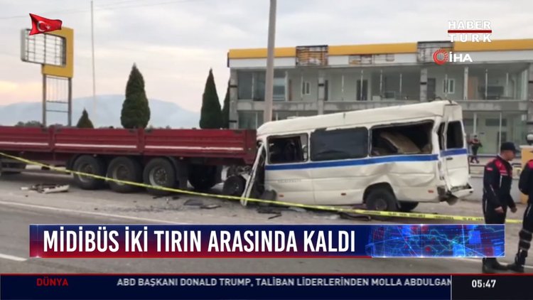Midibüs iki tırın arasında kaldı
