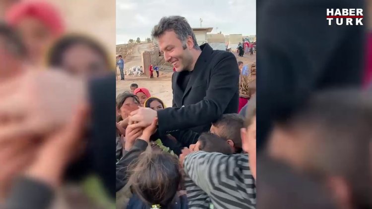 Habertürk yazarı Mehmet Akif Ersoy İdlib'deki kamptan ayrılırken çocuklarla hatıra fotoğrafı çekildi