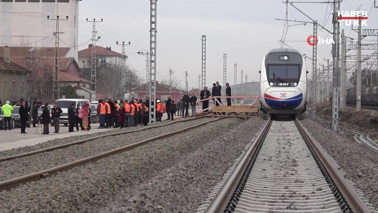 Ulaştırma Bakanı Turhan, Ankara-Sivas YHT hattında ilk test sürüşünü yaptı