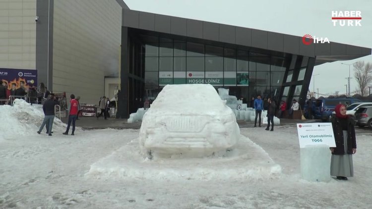 Yerli otomobilin buzdan heykelini yaptılar