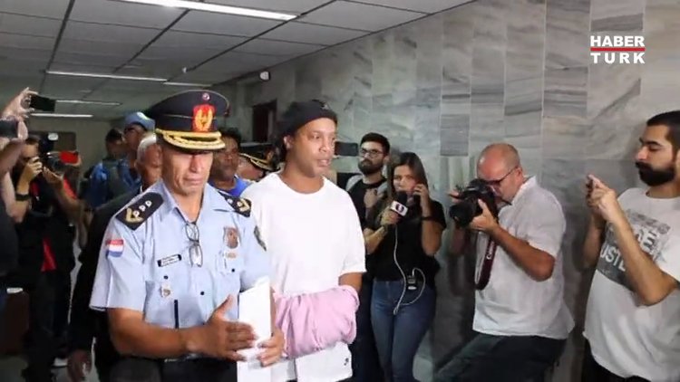 Eski yıldız futbolcu Ronaldinho Paraguay'da tutuklandı