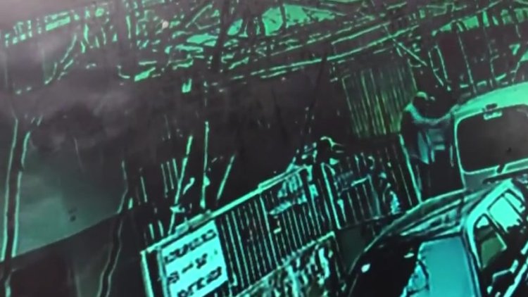 Park kavgası kavgası kamerada...Komşusunu dövmek için balkondan atladı