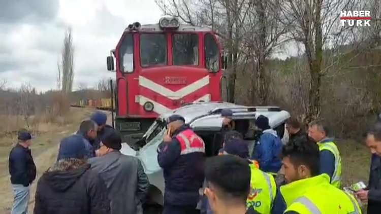 Tren, hafif ticari araca çarptı: 2 ölü, 2 yaralı!