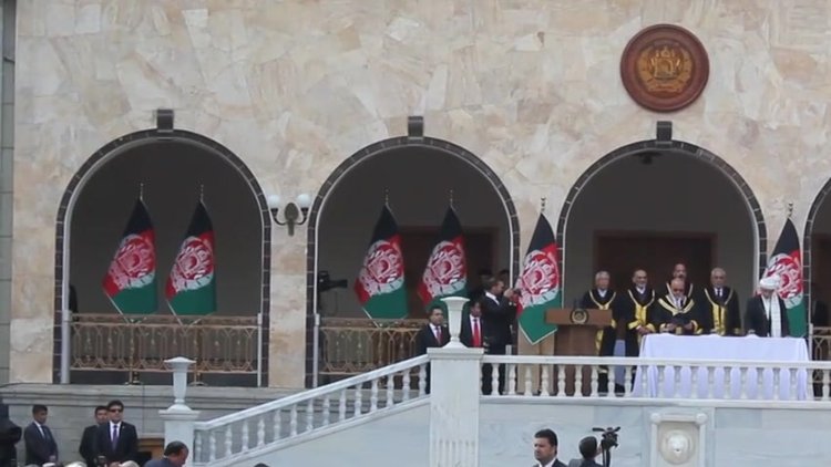 Afganistan'da aynı anda 2 farklı yemin töreni