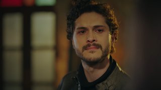 Ayaz'ın kendisi ile ilgili bütün hatıraları yakmaya başladığını gören Firuze büyük üzüntü yaşıyor.