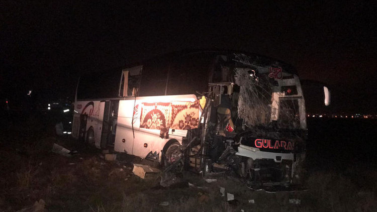 Yolcu otobüsü TIR'a çarptı: Çok sayıda yaralı var