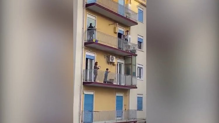 Karantinadaki İtalyanlar balkonlarda şarkı söylüyor