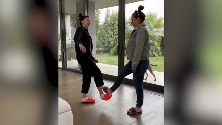 Gamze Erçel ile Burcu Özberk'in koronavirüs selamlaşması