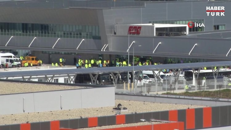 Avrupa'dan dönen Türkler İstanbul Havalimanı'na iniyor