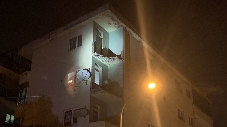 Pendik'te 4 katlı binanın balkonları çöktü