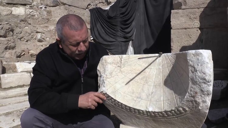 Laodikya'da 2 bin yıllık güneş saati bulundu