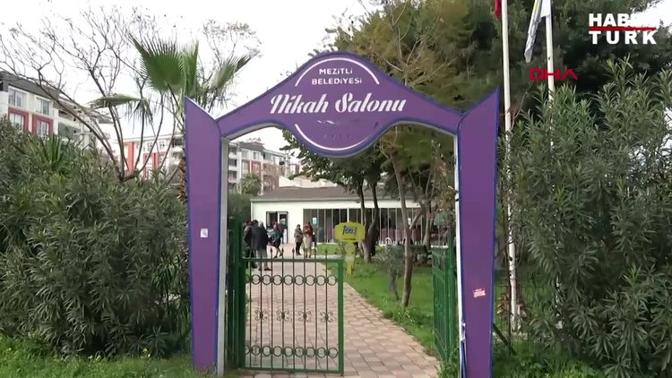 Maskeli, dezenfektanlı nikah töreni