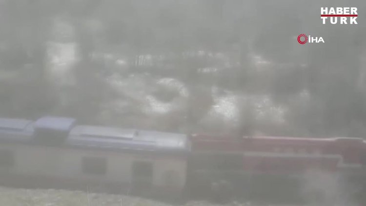 Elazığ'da heyelan nedeniyle tren raydan çıktı, facia ucuz atlatıldı