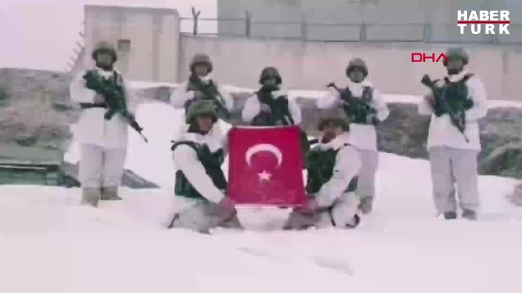 Mehmetçik, sağlık çalışanlarını alkışladı