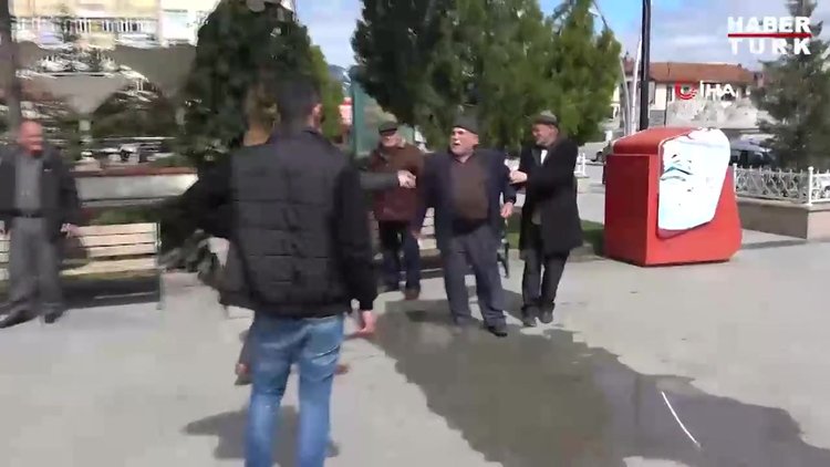 Risk gurubundaki yaşlı adam habercilere hakaret etti, bıçak çekti