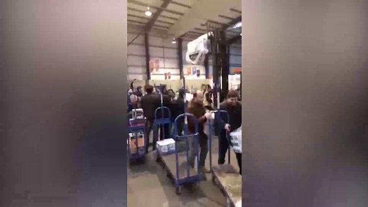 Londra'dan inanılmaz görüntü! Tuvalet kağıdı savaşı!