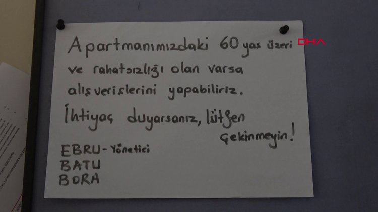 Salgın nedeniyle dışarı çıkamayan yaşlı komşuları yerine alışveriş yapıyor