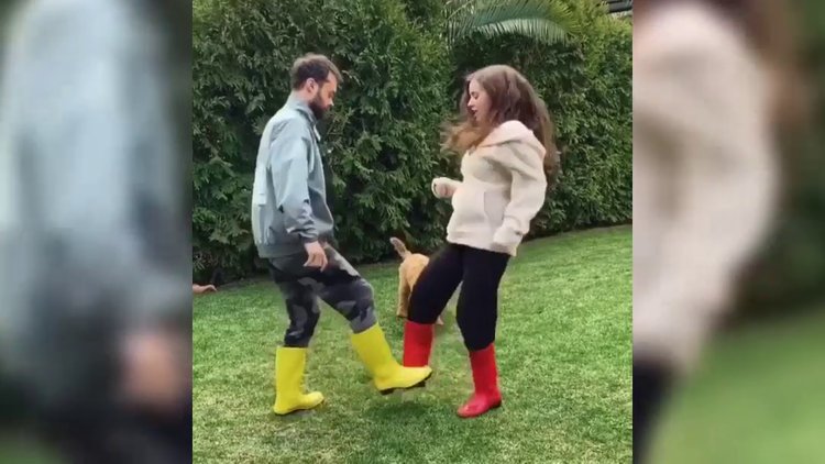 Bensu Soral ile Bedirhan Soral'ın koronavirüs selamlaşması