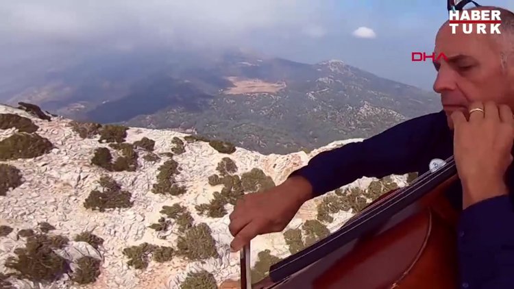 Gökyüzünde çelloyla 'Uzun ince bir yoldayım' türküsünü çaldı