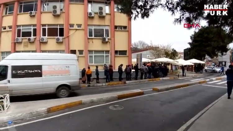 Bakırköy Sadi Konuk hastanesinde koronavirüs testi kuyruğu