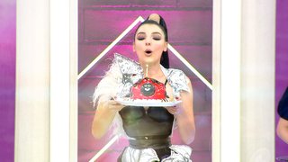 Takımlar doğum günü kızı saçı ve makyajı yapmak için yarışıyor