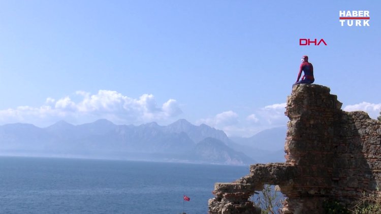 Maske dağıtan 'Örümcek Adam' şaşkınlık yarattı