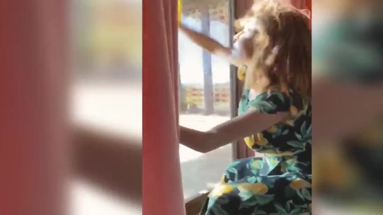 Eva Mendes piyano eşliğinde cam sildi