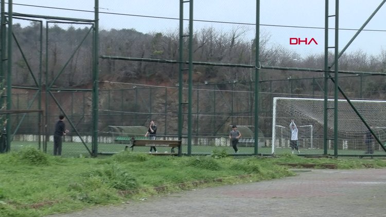 Önlemleri hiçe sayıp, Sarıyer'de halı sahada top oynadılar