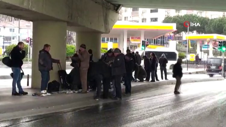 Yapılan uyarılara aldırış etmeyen vatandaşlar seyyar satıcılardan iç içe alışveriş yaptı