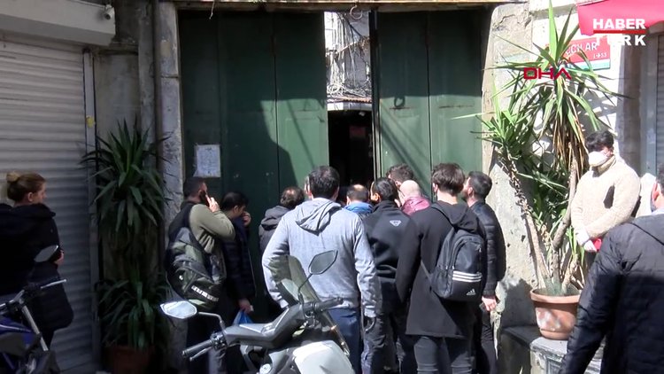 Kapalıçarşı'ya girmek için bekleyenler sosyal mesafeye uymadı