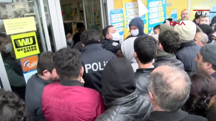 PTT önünde yoğunluk: 'Sosyal Mesafe'ye uymadılar