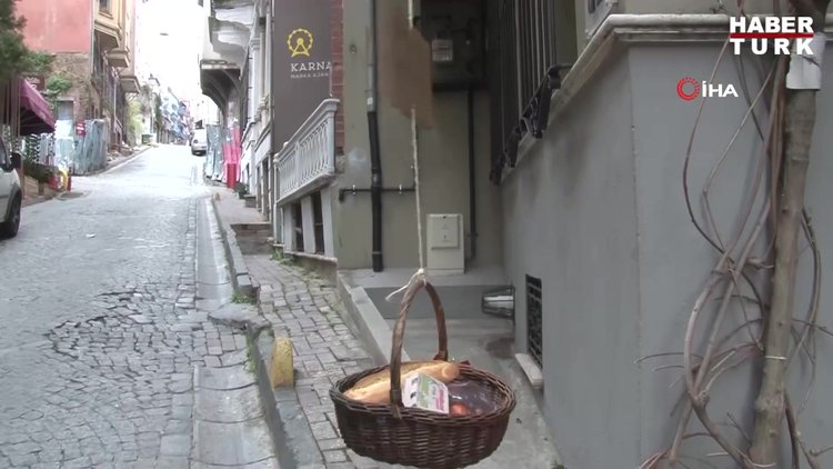 Balat'ta yaşayan İtalyan dayanışma sepeti ile ihtiyaç sahiplerine ulaşmaya çalışıyor