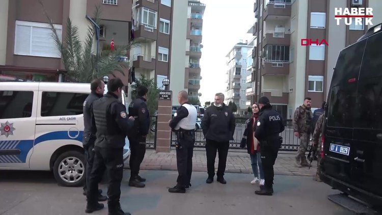 Birlikte yaşadığı kadını rehin aldı, 'Koronavirüslüyüm' diyerek polise tükürdü