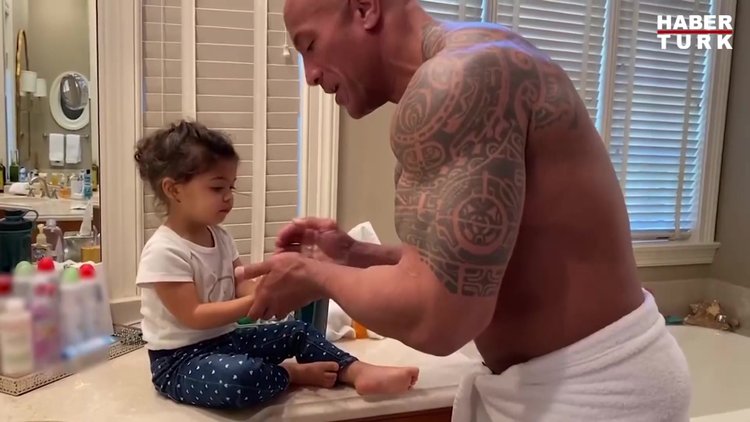 Dwayne Johnson kızına el yıkamayı öğretti