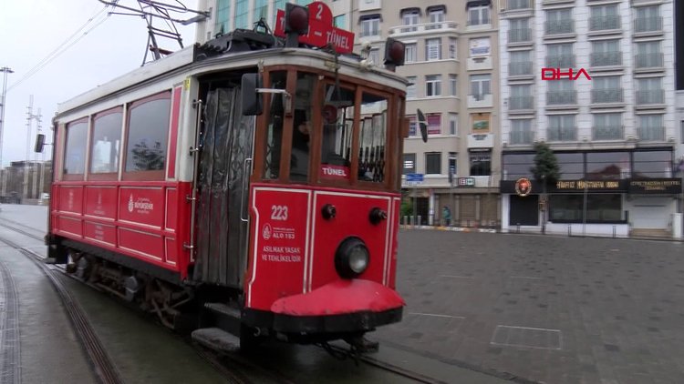 Nostaljik tramvay son seferini yapıyor