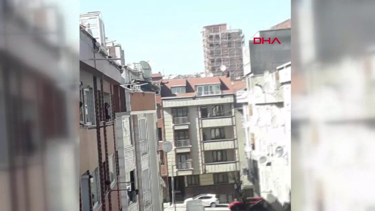 Sultangazi'de fırtına çatıyı uçurdu 4 araç ve bir ev zarar gördü