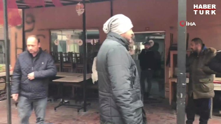 İstanbul'da koltuk değnekleriyle dışarıya çıkan yaşlı adam "pes" dedirtti